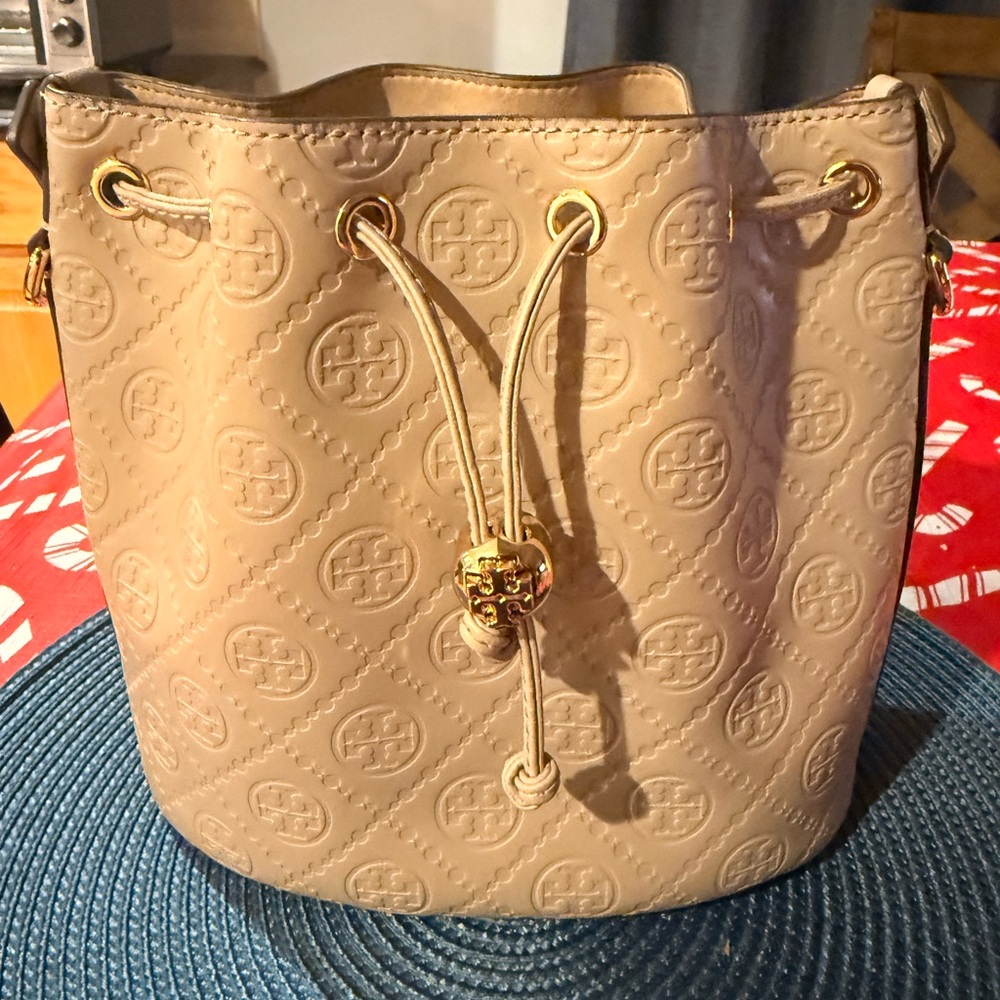 Tory Burch T emblem Cream Designer Bucket Bag
